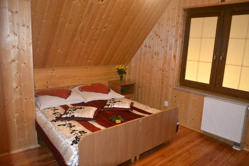 Giường trong phòng chung tại Lazur domki wypoczynkowe