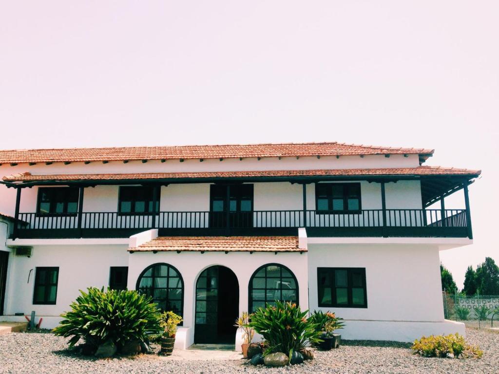 a large white house with a balcony at Casa Rural La Higuera Mayor in Telde