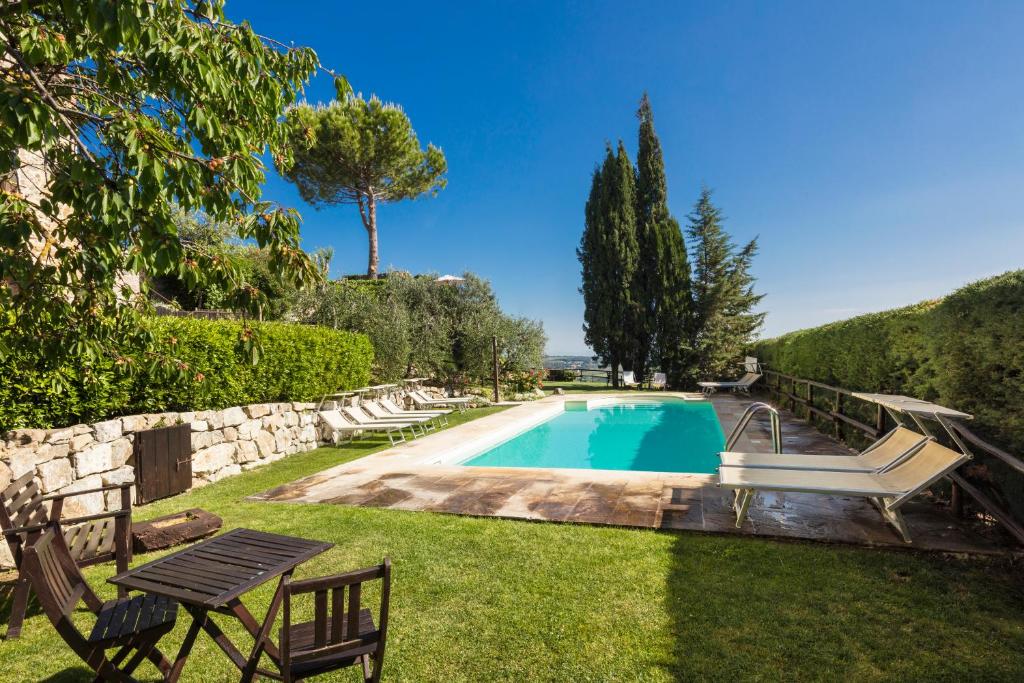 einen Pool im Hof eines Hauses in der Unterkunft Girasole in San Gimignano