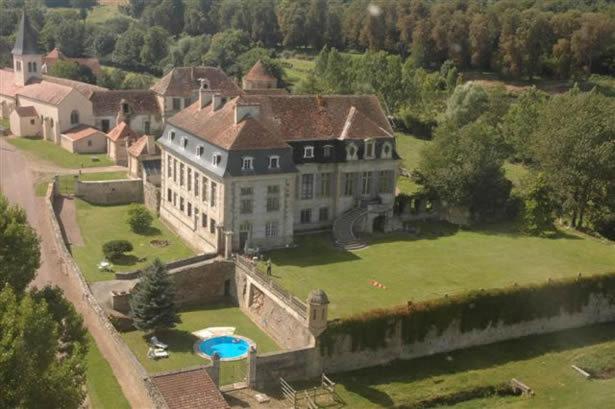 una vista aérea de una casa grande con un patio grande en Château de Flée en Semur-en-Auxois