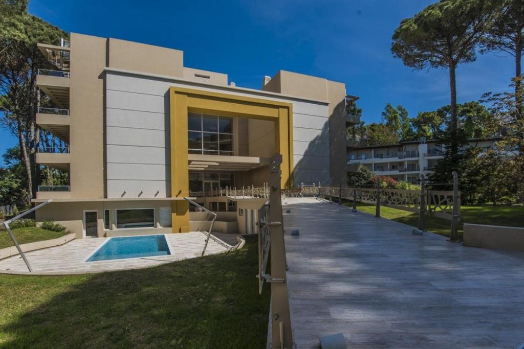 un edificio con piscina frente a él en Boreas Carilo en Cariló