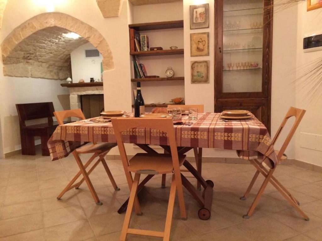 jadalnia ze stołem i krzesłami w obiekcie A' Puteja w mieście Ceglie Messapica