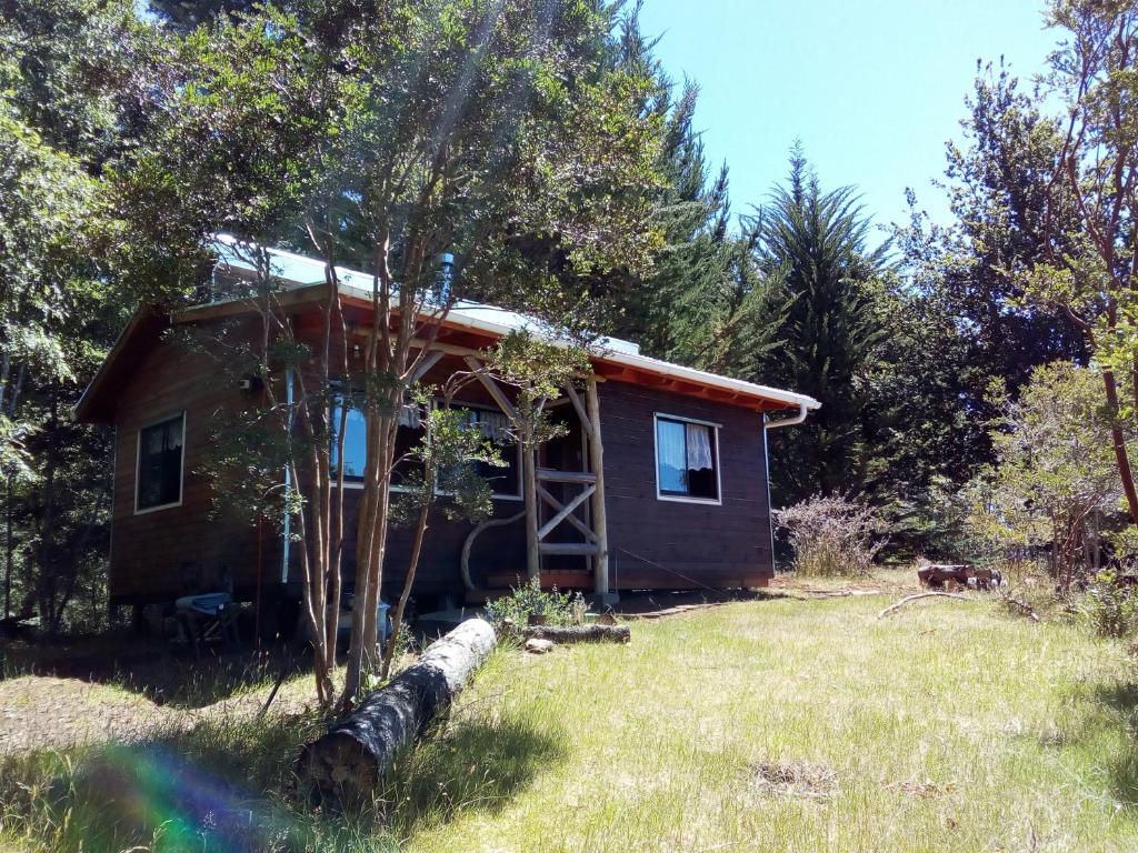 a small cabin in the middle of a yard at Los Encinos de Chancoyan in Valdivia