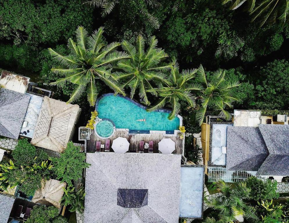 una vista aérea de un complejo con piscina en Wapa di Ume Ubud en Ubud
