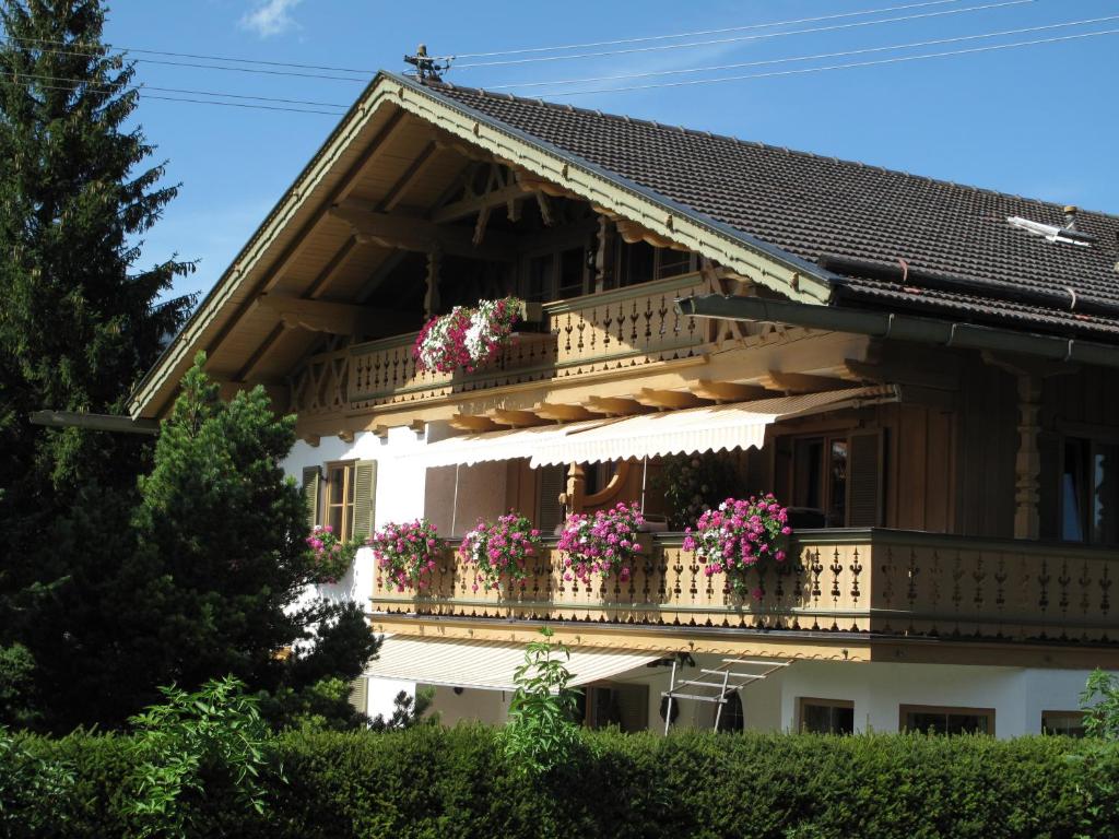 クリュンにあるFerienhaus Alpenzauberのバルコニーに花箱付きの家