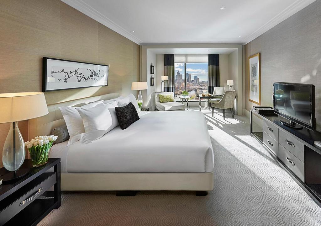 Postel nebo postele na pokoji v ubytování Crown Towers Melbourne