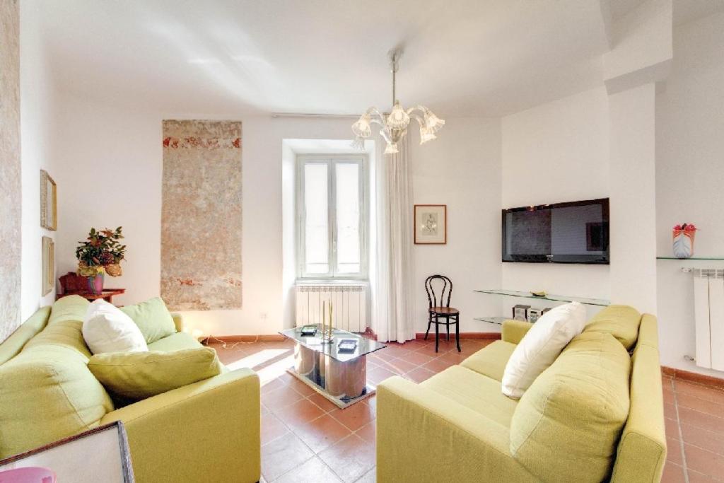ローマにあるRhome Apartments Latiniのリビングルーム(ソファ2台、テーブル付)