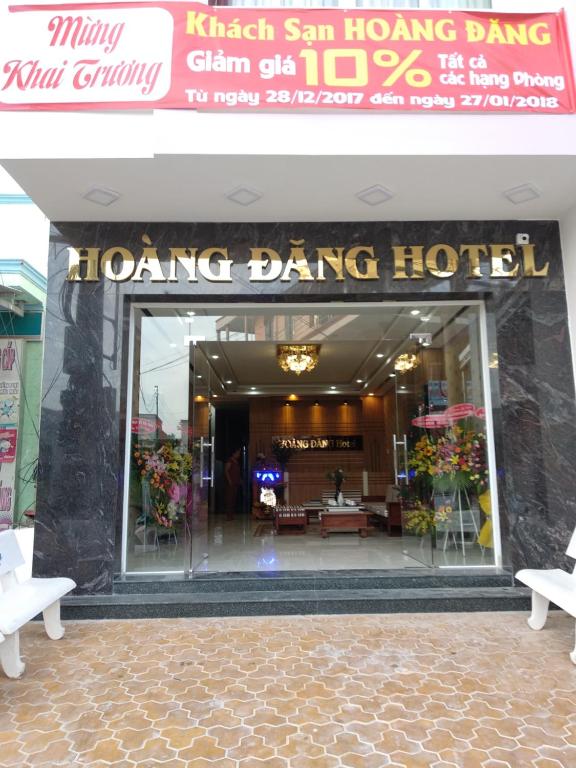 una entrada a un hotel de hongyangyangyangganggang con bancos delante en Hoang Dang Hotel, en Tuy Phong