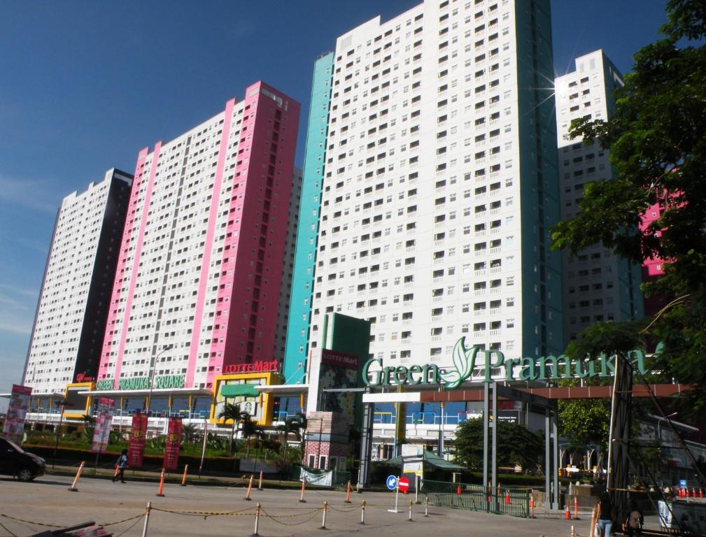 eine Gruppe großer Gebäude in einer Stadt in der Unterkunft Apartment Green Pramuka ~ OCR in Jakarta