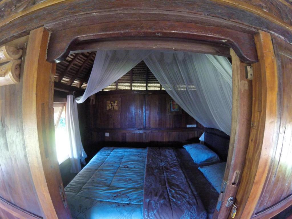 Postel nebo postele na pokoji v ubytování Rinjani Mountain Garden