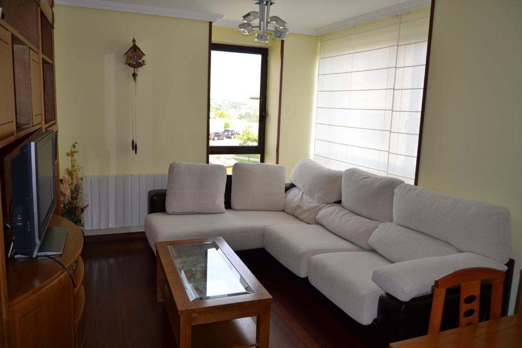 uma sala de estar com um sofá branco e uma mesa em Apartment Ana em Quijas