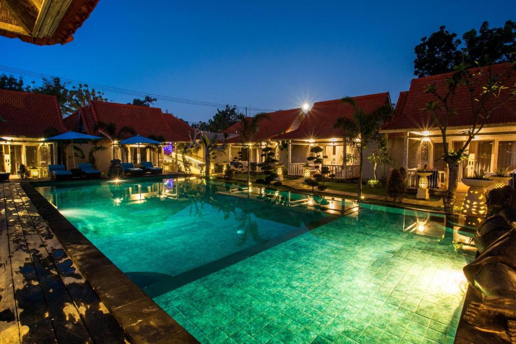 Bazén v ubytování The Palm Grove Villas nebo v jeho okolí