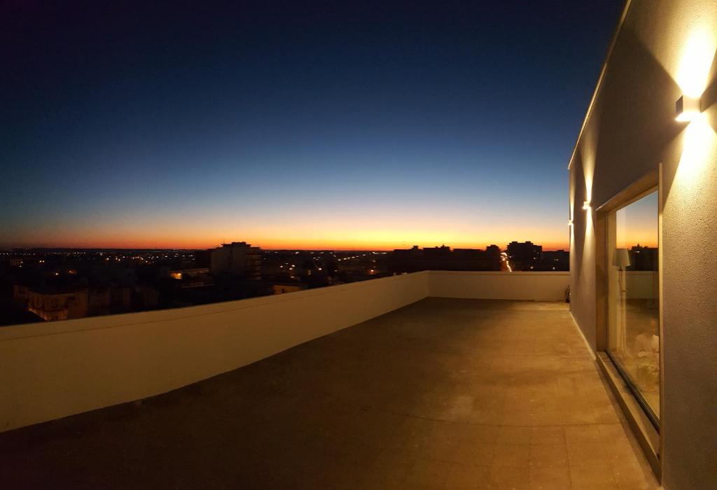 - une vue depuis le toit d'un bâtiment au coucher du soleil dans l'établissement Penthouse Salento - Galatina, à Galatina