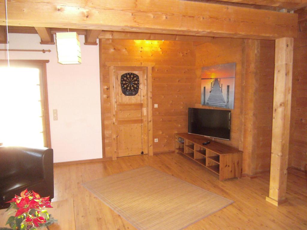 Televízia a/alebo spoločenská miestnosť v ubytovaní Blockhaus Familie Raidl