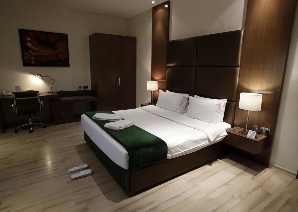 Tempat tidur dalam kamar di Rawda Hotel