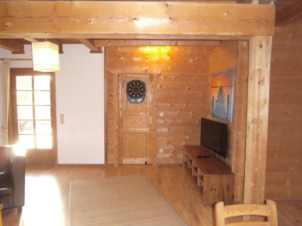 Televízia a/alebo spoločenská miestnosť v ubytovaní Blockhaus Familie Raidl