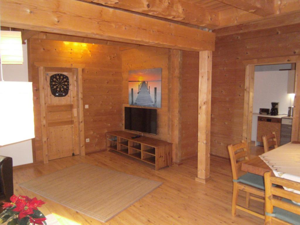 Televízia a/alebo spoločenská miestnosť v ubytovaní Blockhaus Familie Raidl