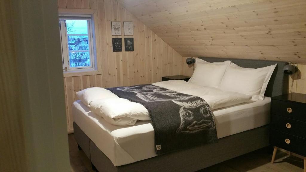ヘニングスヴァールにあるLysvoldbryggaのベッドルーム1室(ベッド1台、白黒の毛布付)