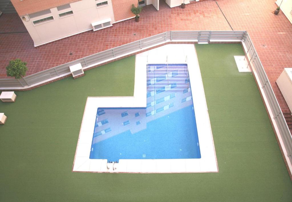 - une vue sur la grande piscine dans l'établissement Apartamento Ollerías, 31, à Cordoue