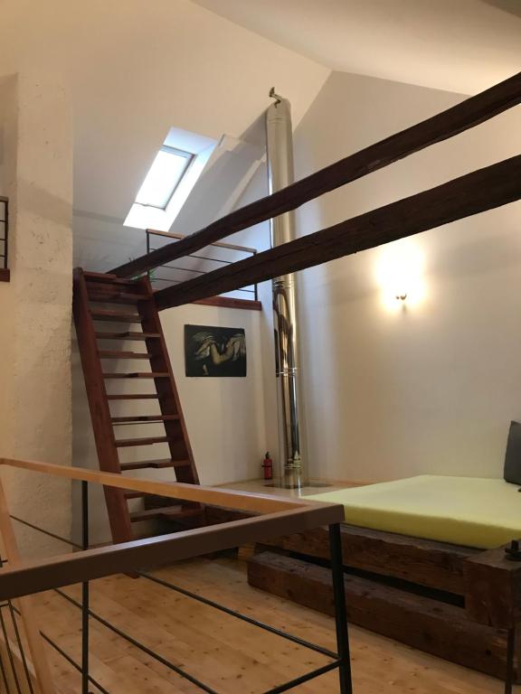 A bed or beds in a room at Apartman Stiavnica