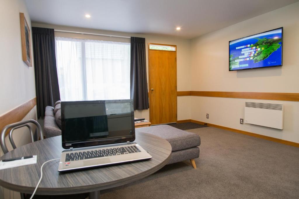 TV a/nebo společenská místnost v ubytování Dunedin Motel and Villas