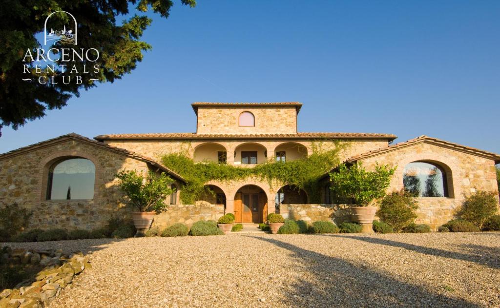 ein altes Steinhaus mit großer Auffahrt in der Unterkunft Camparone - Arceno Rentals Club in Castelnuovo Berardenga