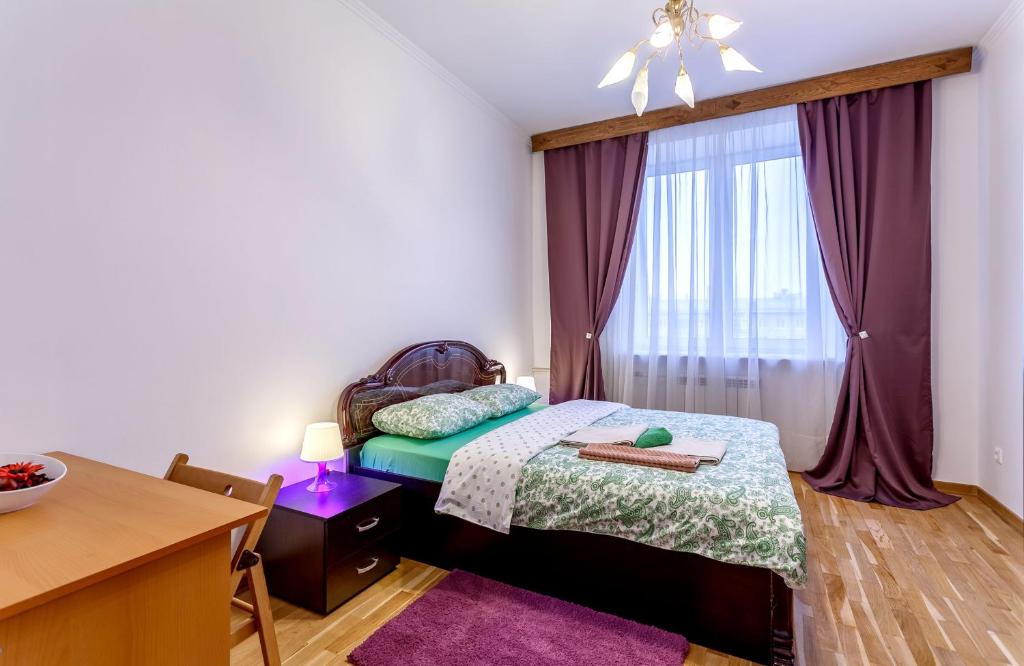 モスクワにあるFortEstate Leninsky prospect 83のベッドルーム1室(ベッド1台、テーブル、窓付)