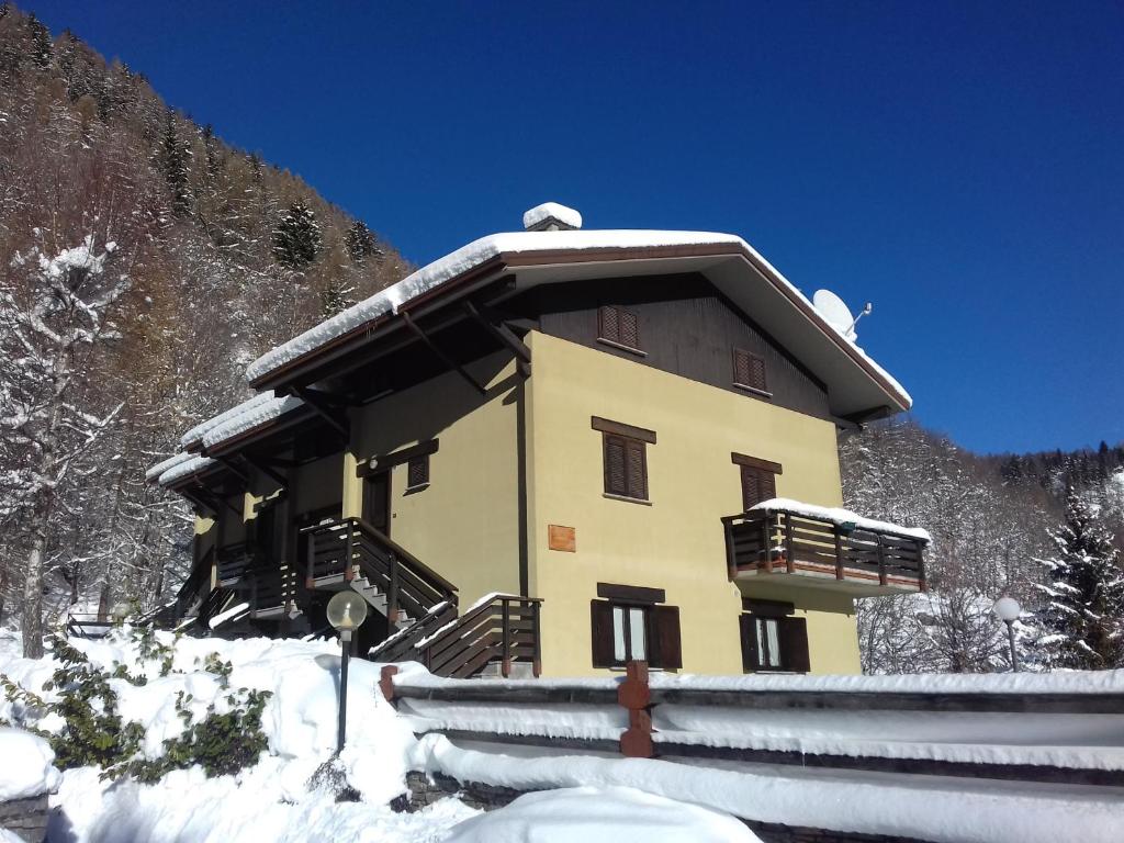 アプリーカにあるResidence Bresciaの雪屋根の建物