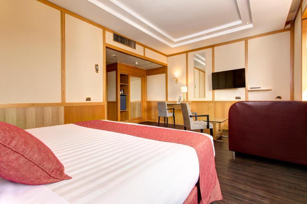 Telewizja i/lub zestaw kina domowego w obiekcie Best Western Hotel President - Colosseo