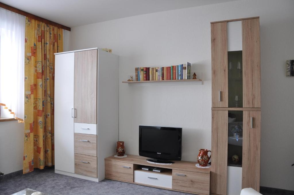 TV a/nebo společenská místnost v ubytování Landhaus Neuwirth