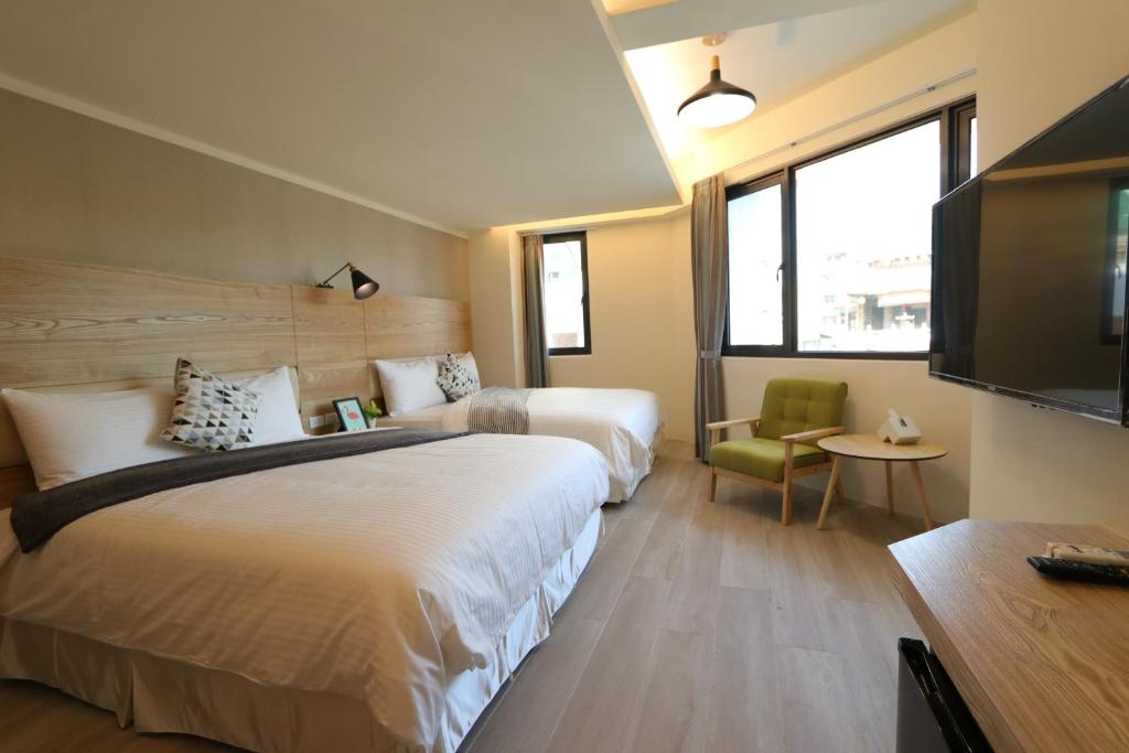 安平的住宿－花水木民宿 ，酒店客房设有两张床和一台平面电视。