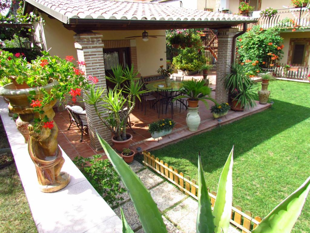 a garden with potted plants and a patio at Casa del Girasole in Genazzano