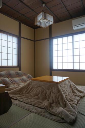 Postel nebo postele na pokoji v ubytování Restaurant & Inn ATSUSHI -Kanazawa-