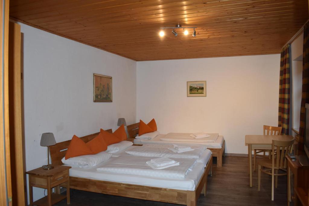 Posteľ alebo postele v izbe v ubytovaní Beim Krahwirt