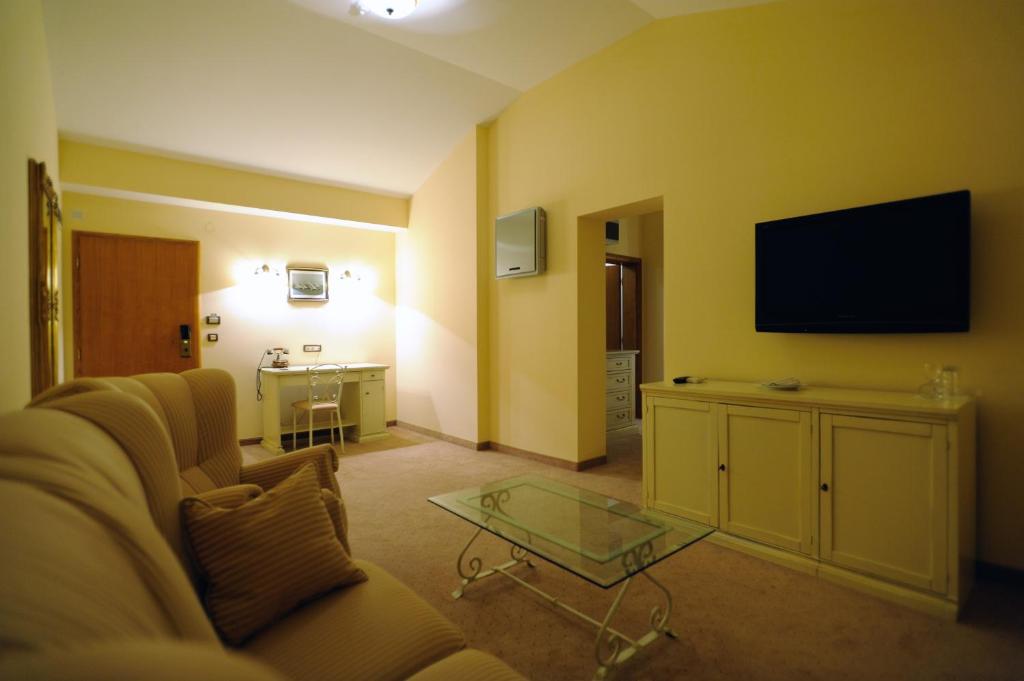 TV a/nebo společenská místnost v ubytování Hotel Solitudo