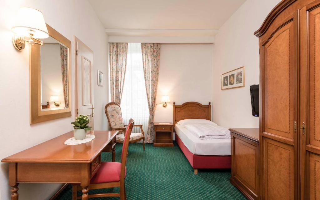 Postel nebo postele na pokoji v ubytování Residence Hotel Gasser