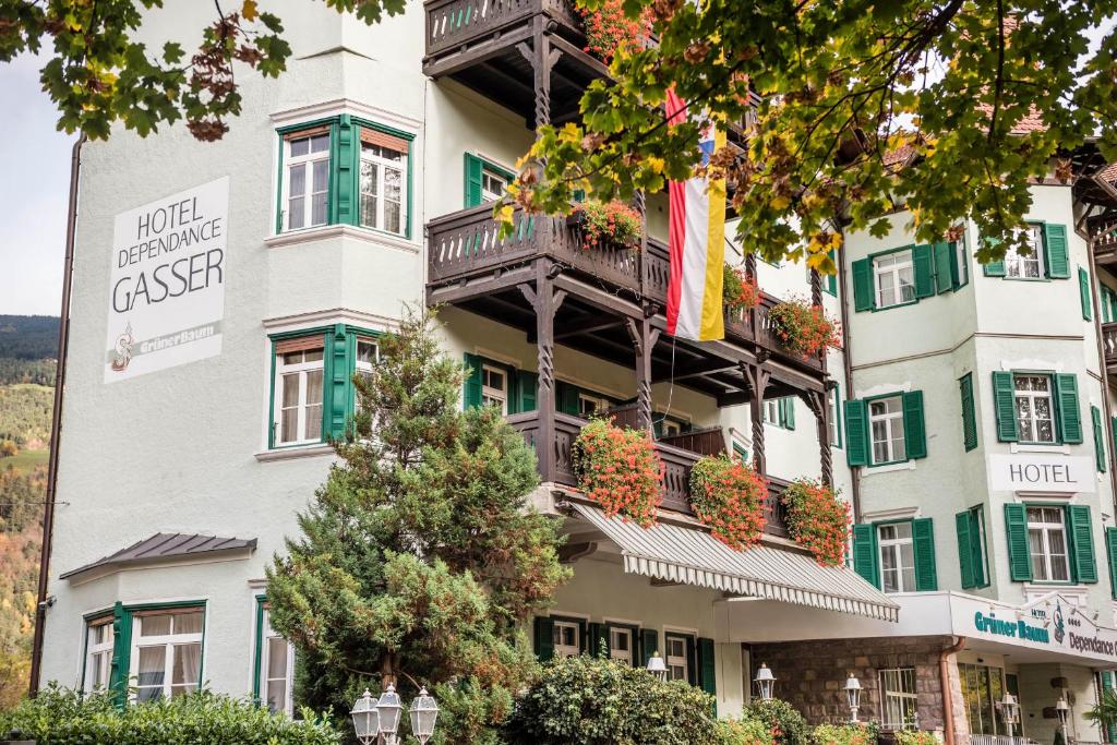 Un edificio con balcones a los lados. en Residence Hotel Gasser, en Bresanona