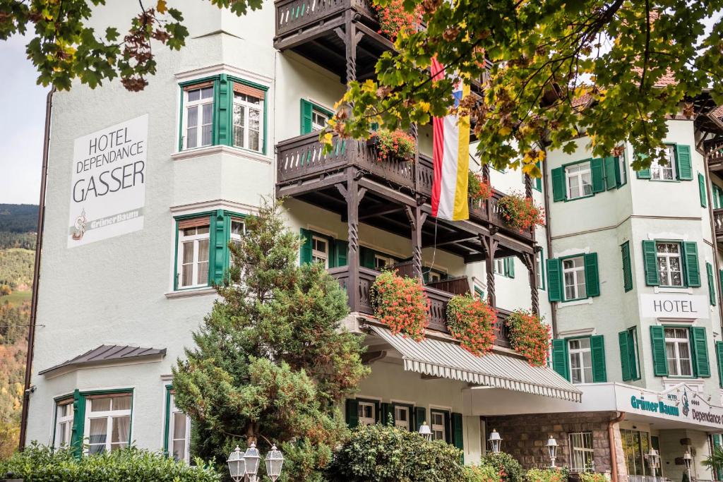 un edificio con balcones en un lateral en Residence Hotel Gasser, en Bresanona