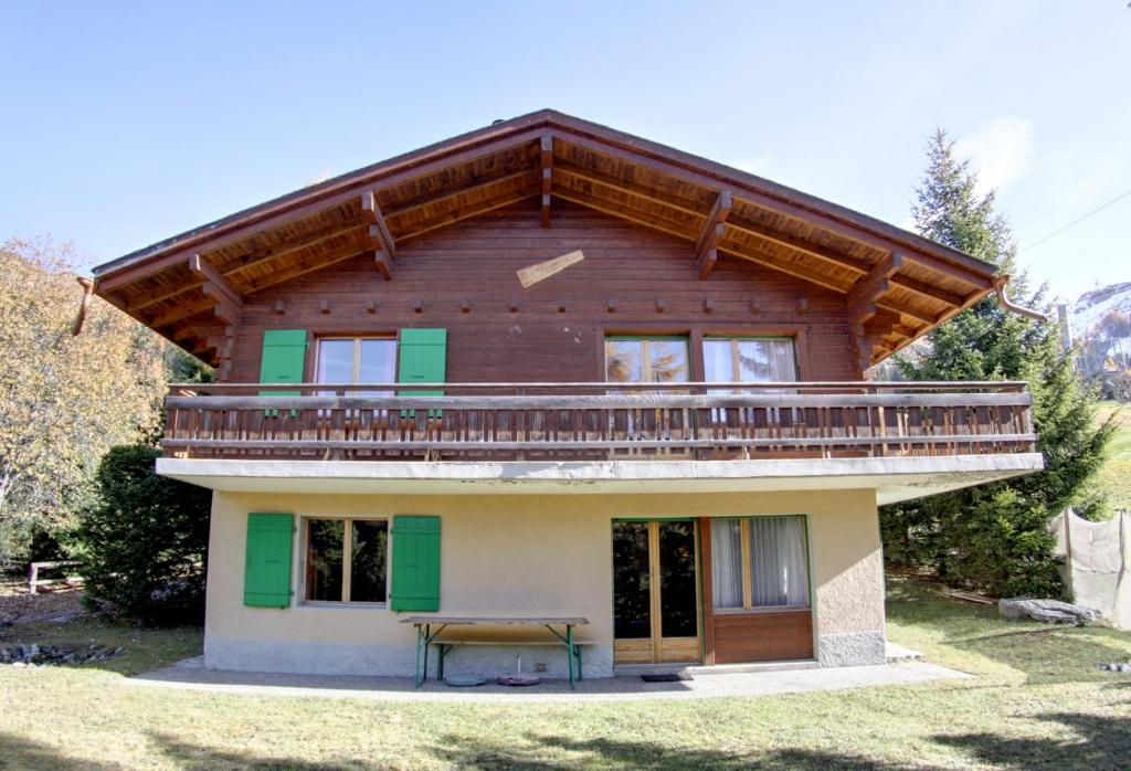 a house with a balcony on top of it at Pâquerette 1er in Verbier
