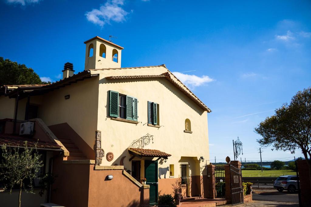 budynek z wieżą zegarową na górze w obiekcie Locanda Di Ansedonia - Ristorante GRIGL"io" w mieście Orbetello