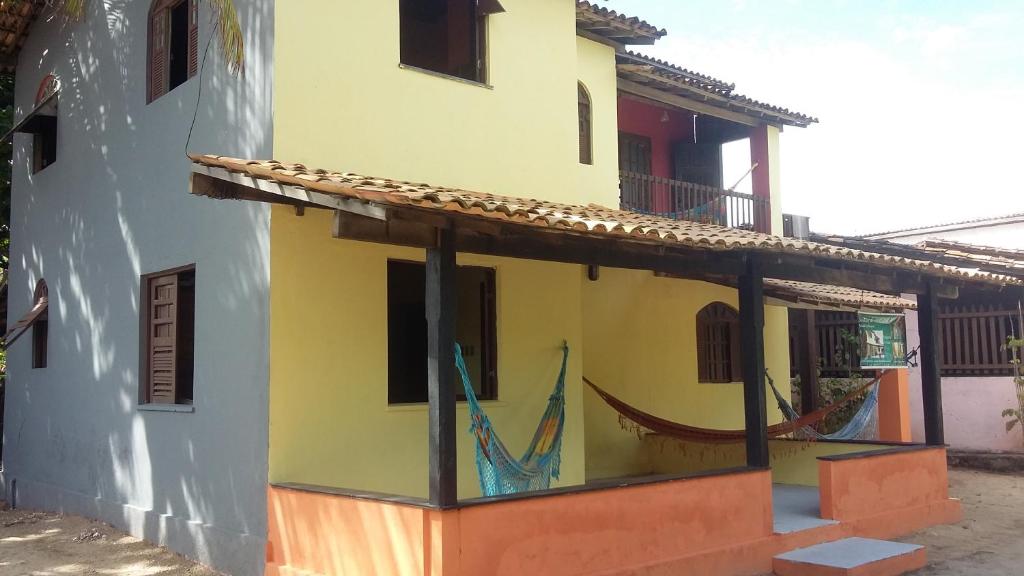 ein Gebäude mit einem Gemälde an der Seite in der Unterkunft Suite d'Artistes in Imbassai