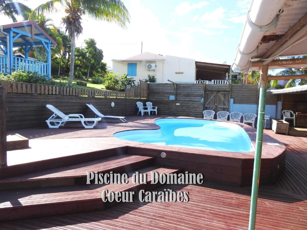 una piscina en un patio trasero con terraza en Coeur Caraibes, en Deshaies