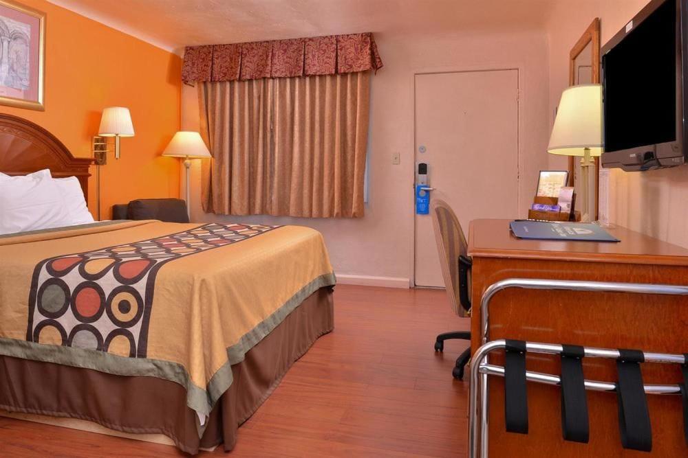 Postel nebo postele na pokoji v ubytování Americas Best Value Inn Eugene