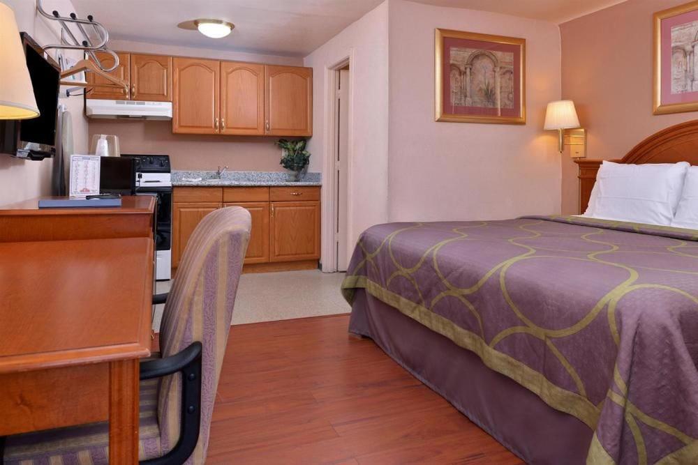 Postel nebo postele na pokoji v ubytování Americas Best Value Inn Eugene