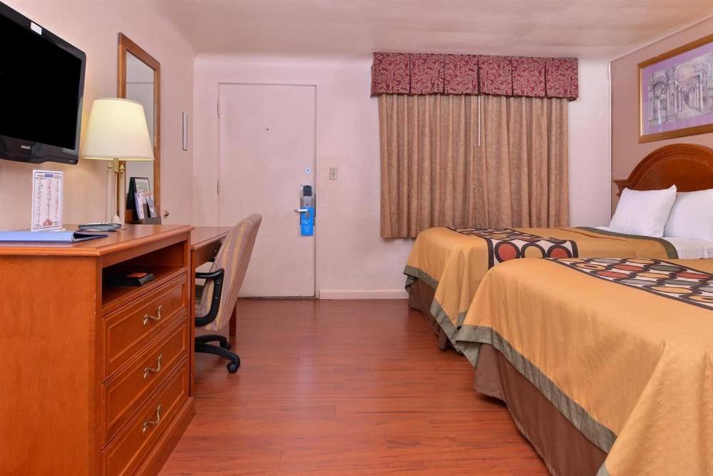 Postel nebo postele na pokoji v ubytování Americas Best Value Inn Eugene