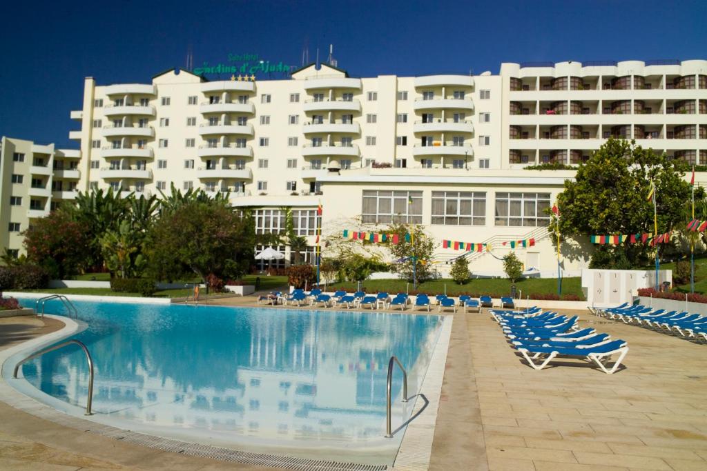 Bazén v ubytování Suite Hotel Jardins Da Ajuda nebo v jeho okolí