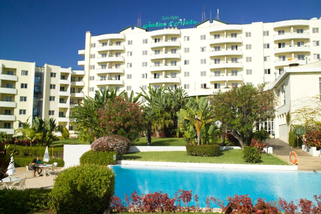 Bazén v ubytování Suite Hotel Jardins Da Ajuda nebo v jeho okolí