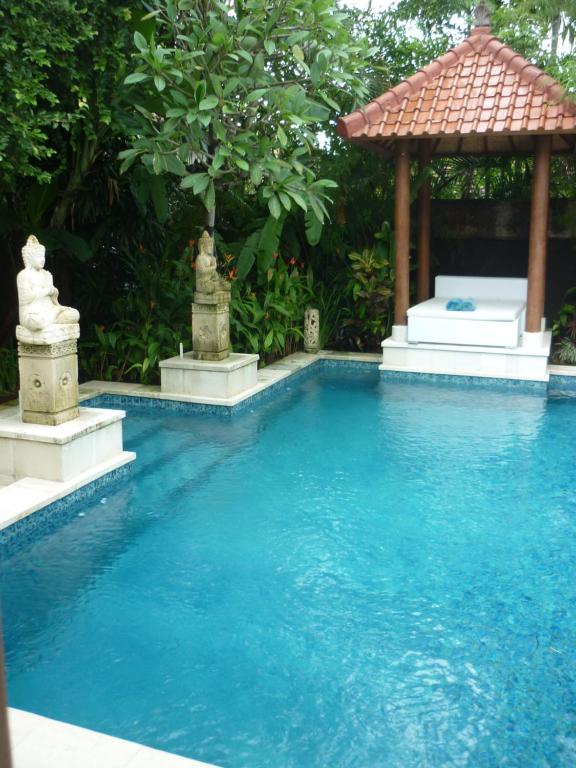 una piscina con cenador y agua azul en Taman Sari Villas, en Seminyak