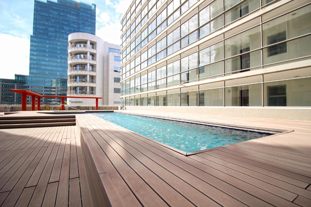 uma piscina no meio de um edifício em Icon Apartments na Cidade do Cabo