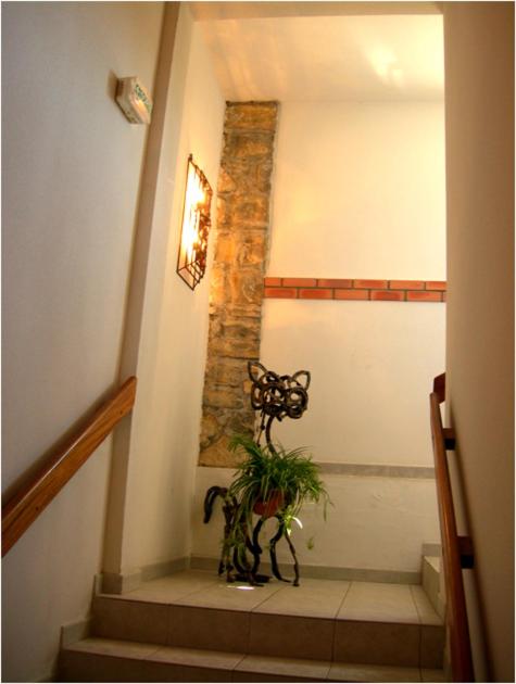 un escalier avec un banc et une installation sur celui-ci dans l&#39;établissement Hôtel de la Madeleine à Tornac, à Tornac